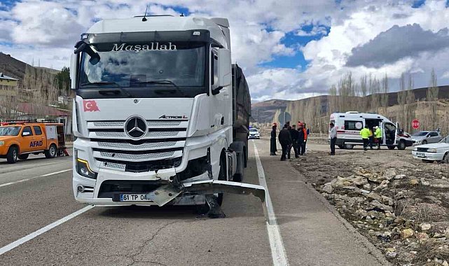 Bayburt'ta tır otomobile çarptı: 3 yaralı