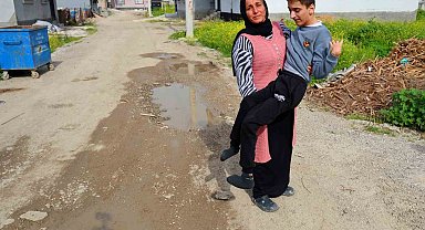 Belediye yolu yapmadı, engelli evladıyla perişan oldu