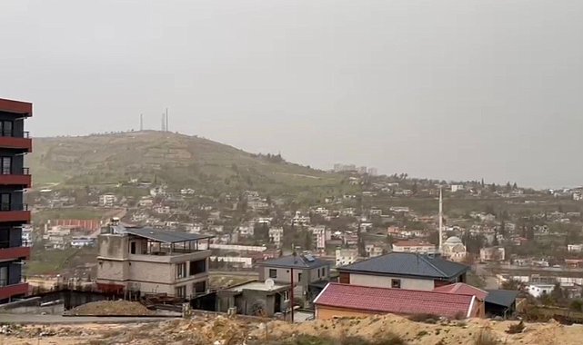 Besni'de toz taşınımı ve sağanak hayatı olumsuz etkiledi