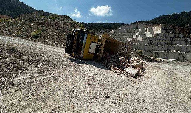 Bilecik'te taş yüklü kamyon devrildi: 2 yaralı