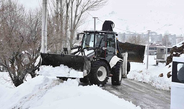Bitlis'te Nisan ortasında kar mesaisi devam ediyor