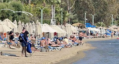 Bodrum'da yazdan kalma günler: Sahiller dolup taştı, kruvaziyerle 274 turist geldi