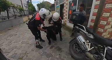 Boğazına şeker kaçan motorcuyu, polis Heimlich manevrasıyla kurtardı