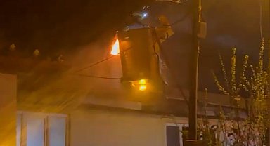 Bolu'da 2 katlı evin bacasında yangın