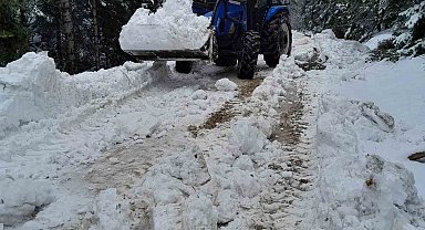 Bolu'da karla kaplanan yayla yollarını köylüler açtı