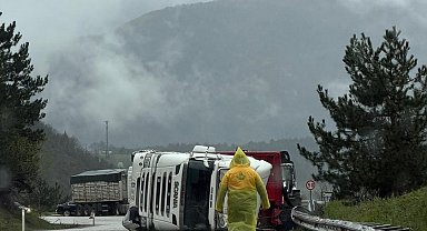 Bolu'da kömür yüklü tır, kayganlaşan yolda devrildi