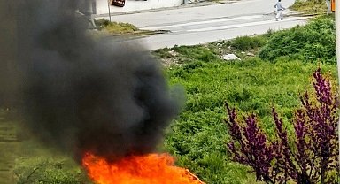 Boş arsada yakılan koltuklar paniğe yol açtı