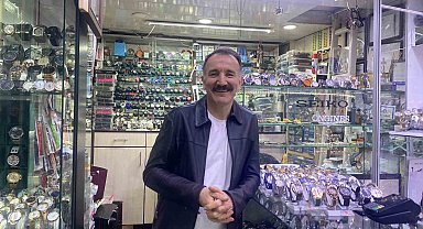 Bu ustalar saatleri yeniden ayarlıyor