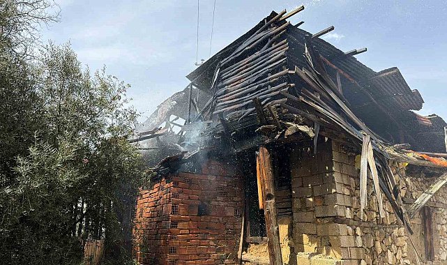 Burdur'da boş ahşap evde yangın