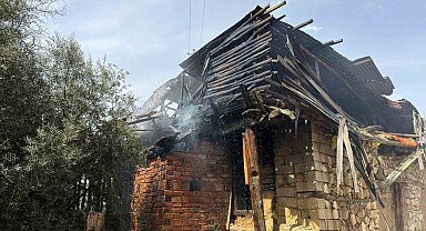 Burdur'da boş ahşap evde yangın