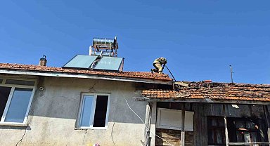Burdur'da çıkan yangında ev ve ahır zarar gördü