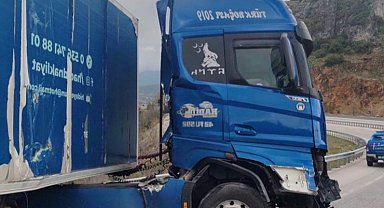 Burdur'da kontrolden çıkan tır demir bariyerlere çarptı