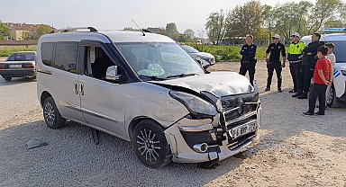 Bursa'da iki araç çarpıştı: 3 kişi yaralandı