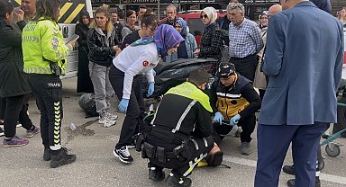 Bursa'da işçi servisine motosiklet çarptı: 2 yaralı