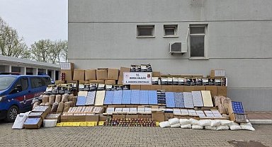 Bursa'da kaçak tütün baskını: Depo ve araçlardan servet çıktı