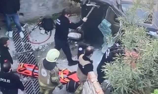 Bursa'da kaza yapan araç merdivenlerden yuvarlandı: 1 yaralı