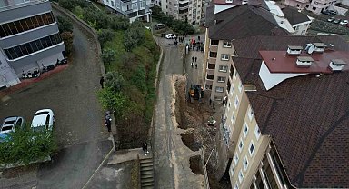 Bursa'da korkutan göçük havadan görüntülendi...Balkonlar yıkıldı, araçlar enkaz altında