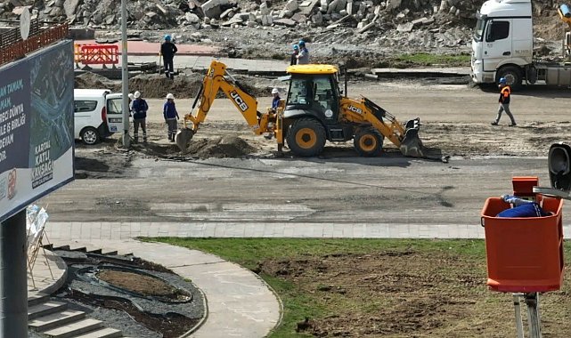 Büyükşehir'de pazar günü de durmak yok: Kartal Katlı Kavşağı'nda hummalı çalışma