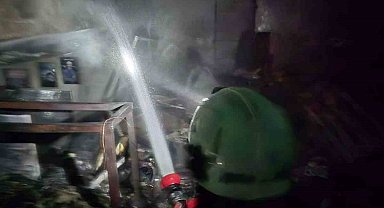 Cam balkon üretimi yapılan iş yerinde yangın