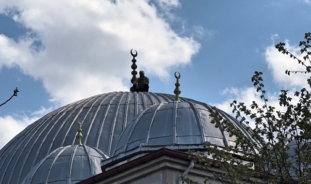Caminin çatısına çıkan şahıs 2 saatlik çabanın sonunda ikna edilerek aşağı indirildi