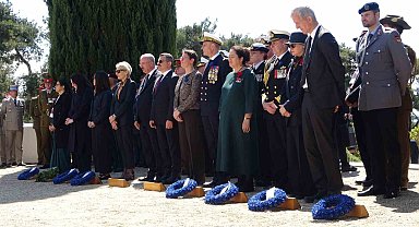 Çanakkale Kara Savaşları'nın yıl dönümünde Fransız ve İngiliz anıtlarında tören düzenlendi