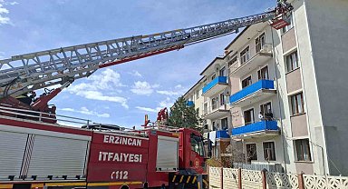 Çatıya takılan kuşu itfaiye kurtardı
