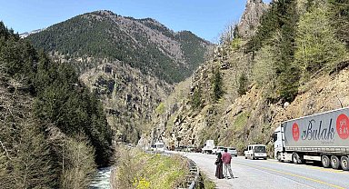 Çaykara-Uzungöl karayolunda kaya düşmesi nedeniyle ulaşım kontrollü sağlanıyor