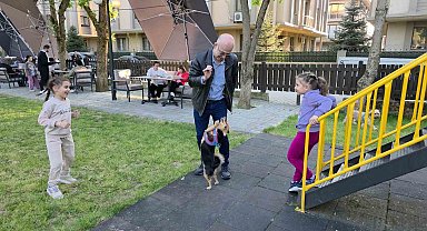 Ceku'nun park keyfi: Kaydıraktan kayıyor, çocuklarla oynuyor