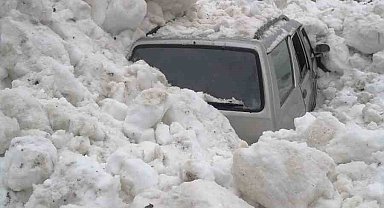 Çığ altında kalmaktan son anda kurtuldular