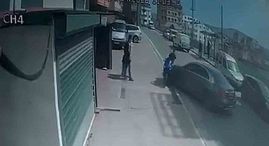 Çocuğunu tehdit ettiğini iddia ettiği motosikletliye otomobiliyle böyle çarptı