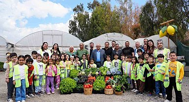 Çocuk serasında minikler yetiştirdikleri sebzeleri hasat etti