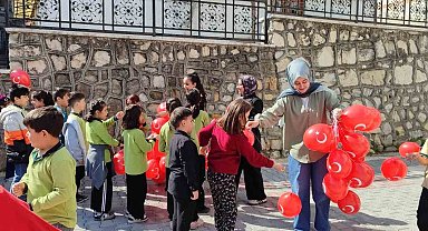 Çocuklar 23 Nisan'ı geleneksel oyunlarla kutladı