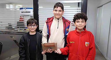 Çocuklardan örnek davranış: Buldukları cüzdanı sahibine ulaştırdılar