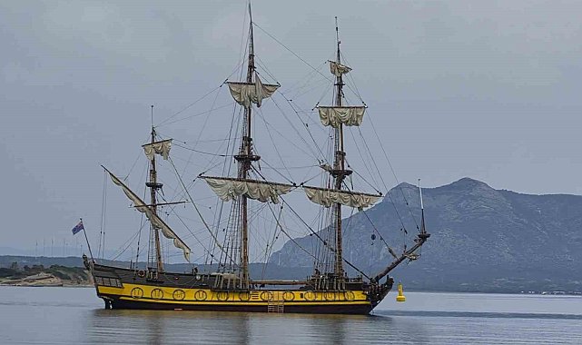 Cook Adaları bayraklı yelkenli Datça'ya demirledi