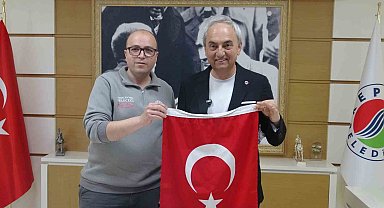 Çöpte bulduğu bayrağı alıp temizleyen ve kamyonuna asan Kepez Belediyesi çalışanına başkandan plaket