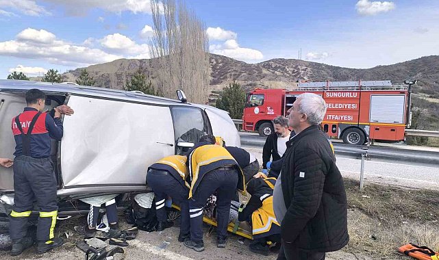 Çorum'da devrilen otomobildeki 3 kişi yaralandı