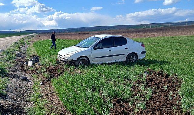 Çorum'da devrilen otomobilin sürücüsü yaralandı