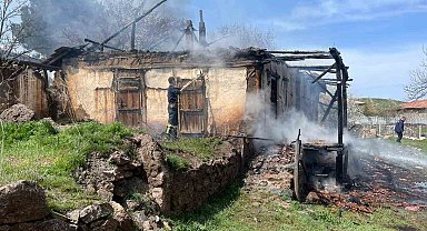 Çorum'da metruk ev yangını