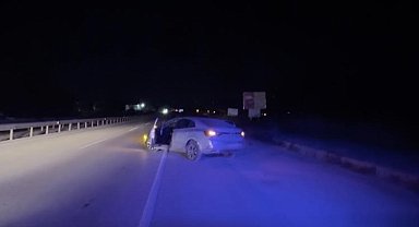 D100'de otomobil bariyerlere çarptı: 3 yaralı