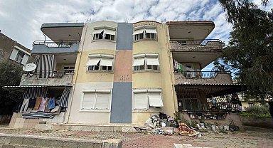 Daire içerisinde ve bahçede biriktirilen çöpler vatandaşı isyan ettirdi