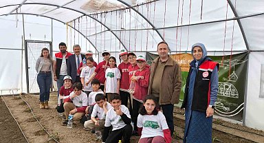 Demirkent TOKİ İlkokulu'nda öğrenciler serada fide dikti