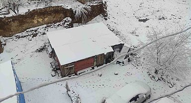 Demirözü'nde nisan sürprizi: İlçe beyaza büründü