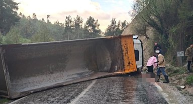 Denizli'de hafriyat kamyonu devrildi: 1 ölü