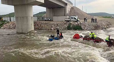 Dereyi traktörle geçmek isterken faciadan dönüldü: 10 işçi vinçle kurtarıldı