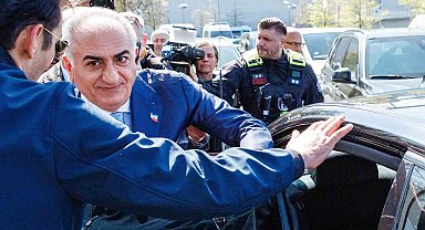 Devrik İran şahının oğlu Pehlevi'ye Berlin'de kırmızı sıvı fırlatıldı