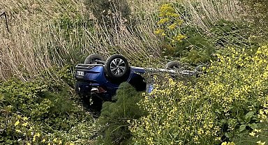 Direksiyon hakimiyetini kaybeden araç yoldan çıktı: 3 yaralı