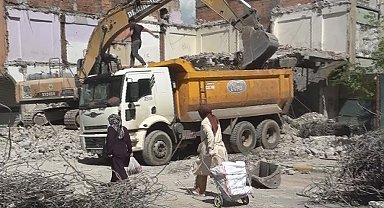 Diyarbakır'da ağır hasarlı bina yıkılırken yandaki sağlam bina da hasar aldı