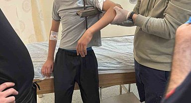 Diyarbakır'da demir korkuluk, küçük çocuğun koluna saplandı