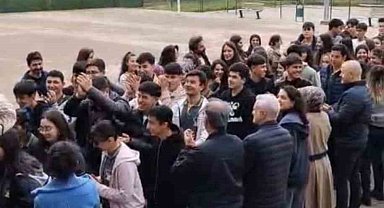 Diyarbakır'da öğrenciler, öğretmenlerini çiçeklerle karşılayıp sarıldı