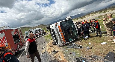 Diyarbakır'da yolcu otobüsü devrildi: 1 ölü, 13 yaralı